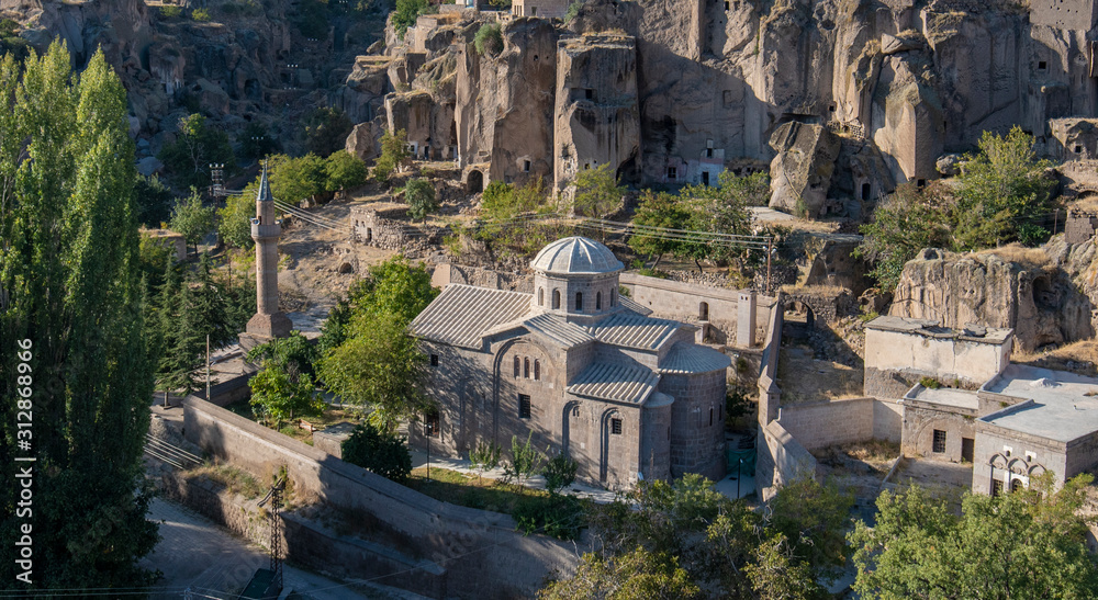 1000_F_312868966_5QaTOKAiEvY0YvmOhtwINsLF9YrzLFIG