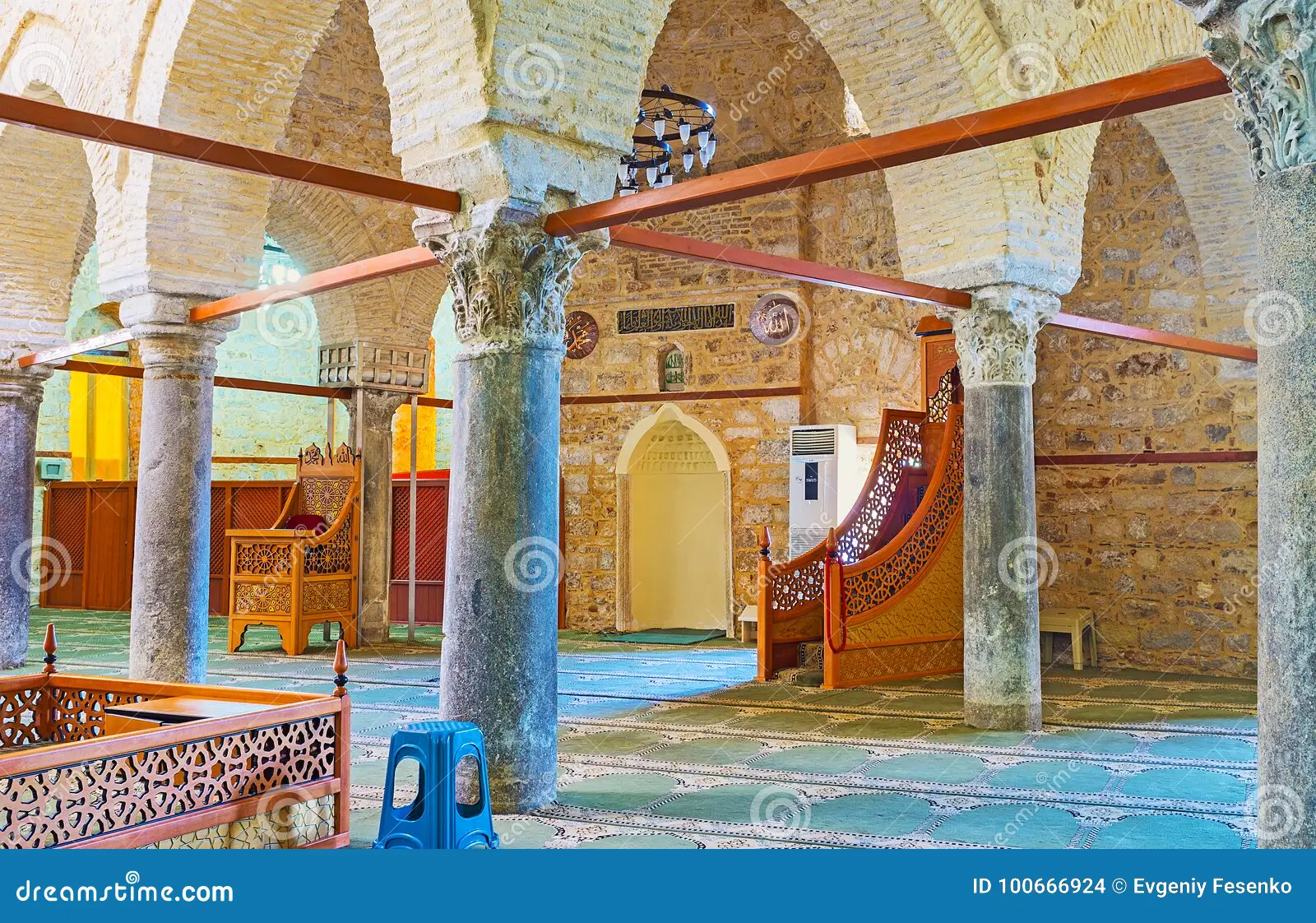 ancient-columns-yivliminare-mosque-antalya-antalya-turkey-may-interior-seljuk-alaaddin-mosque-also-known-as-yivliminare-100666924