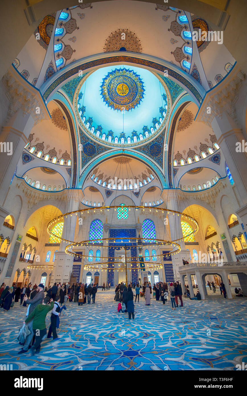 istanbul-turkey-inside-interior-and-dome-of-camlica-mosque-the-new-mosque-and-the-biggest-in-istanbul-located-on-the-beautiful-buyuk-camlica-hill-T3F6HF
